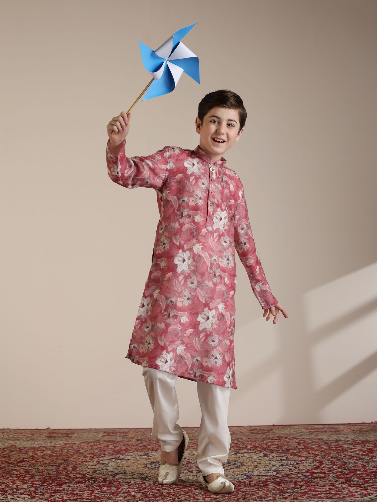 alt message - Manyavar Boys Boys Coral Pink Floral Patterned Kurta Set image number 2